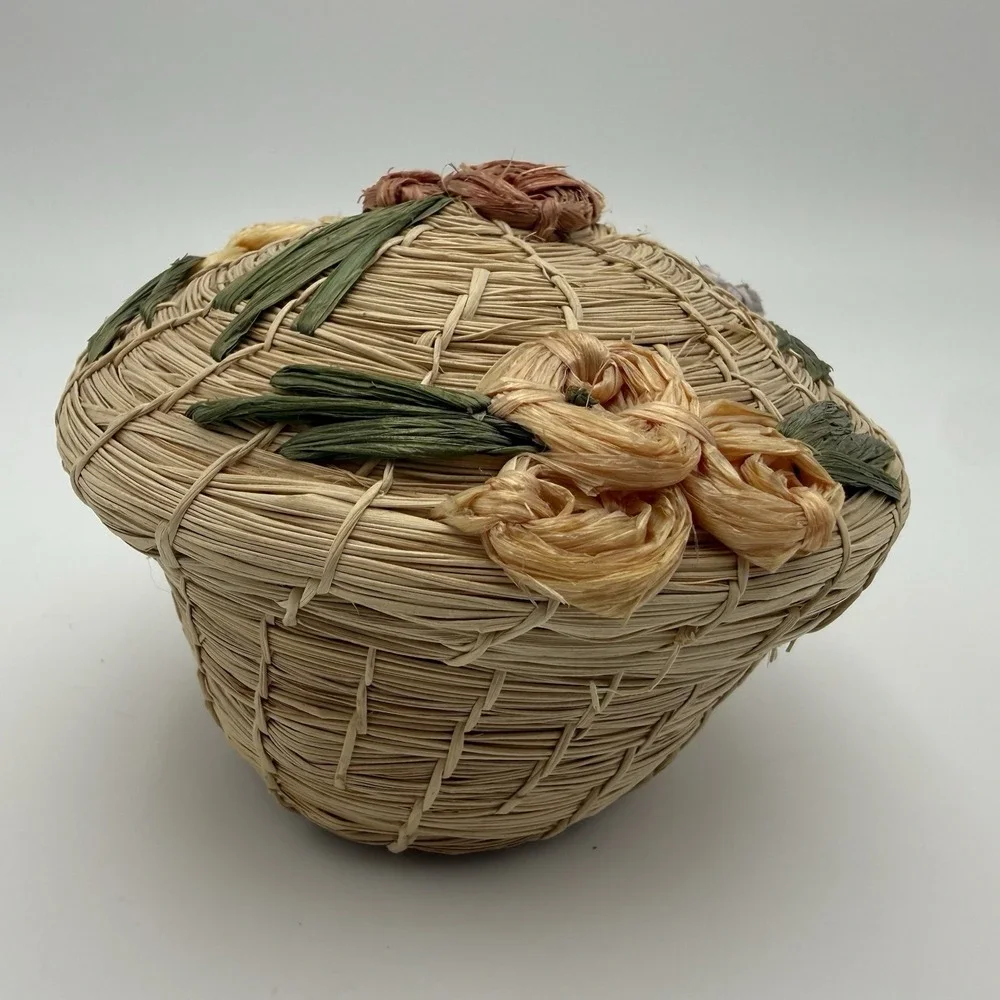 Vtg Woven Straw Basket Lidded Raffia‎ Trinket Box Cream Floral Design Boho MCM